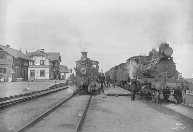 File:Two steam trains at Hell.jpg