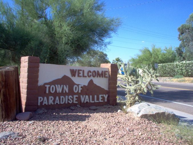 File:Welcome sign in Paradise Valley Arizona 5-30-2005.jpg