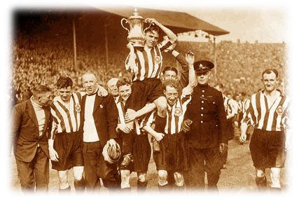 File:1937wembleylapofhonour.jpg