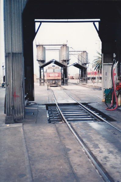 File:44220 broadmeadow loco sanding refilling 1990.jpg