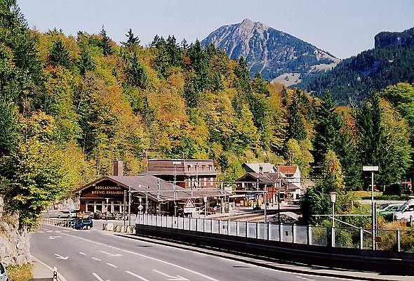 File:Brünig Passhoehe mit Bahnhof.jpg