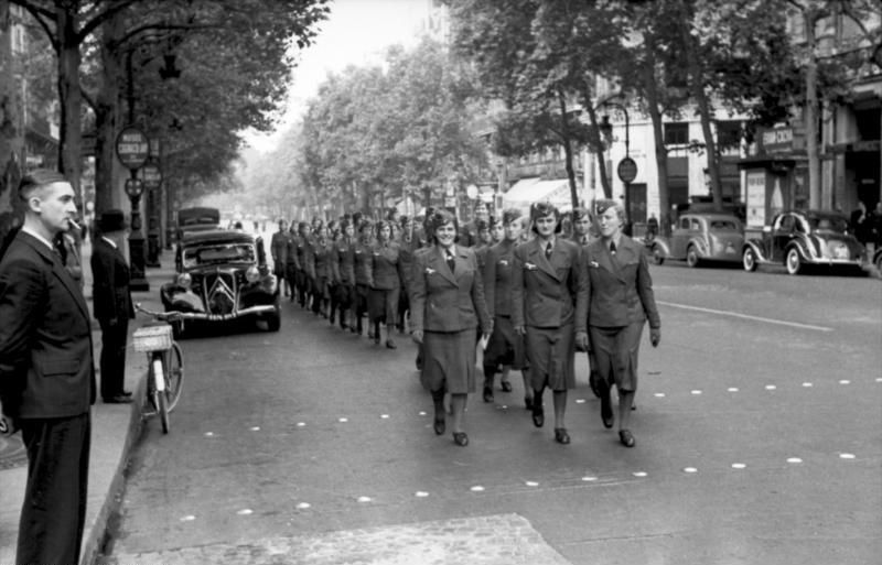 File:Bundesarchiv Bild 101I-768-0147-15, Paris, Wehrmachtshelferinnen.jpg