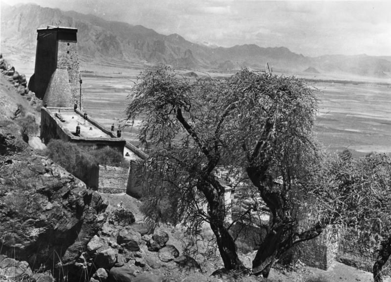 File:Bundesarchiv Bild 135-KA-10-002, Tibetexpedition, Kloster Tashi Lhunpo.jpg