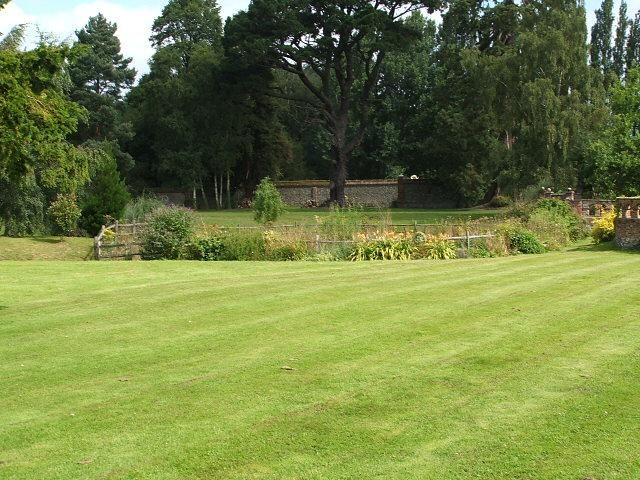 File:SharstedCourtGrounds.JPG