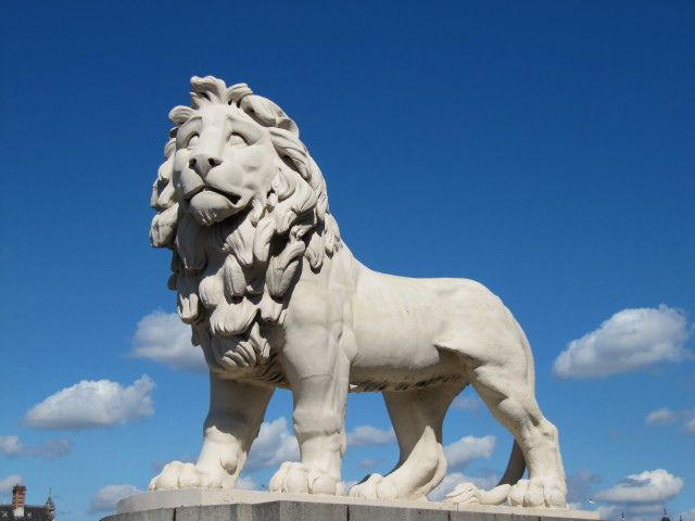 File:South Bank Lion (5809599144).jpg