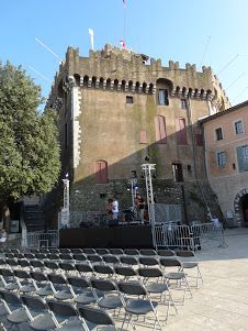 File:The Castle in Haut-de-Cagnes.jpg