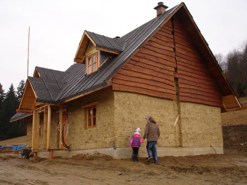 File:000410 Lehmhütte in der Nähe von Baligród.JPG