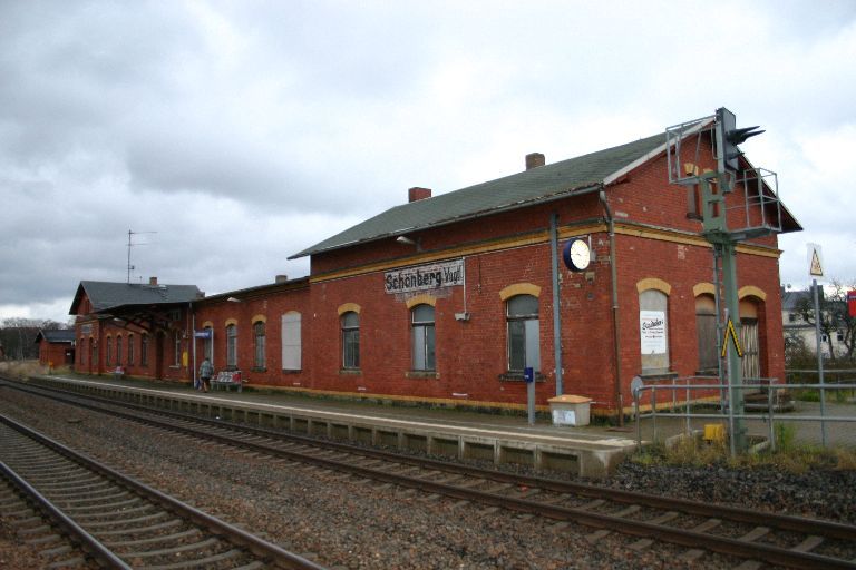 File:Bahnhof Schönberg.jpg