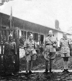 File:Belgian officers in Saio.jpg