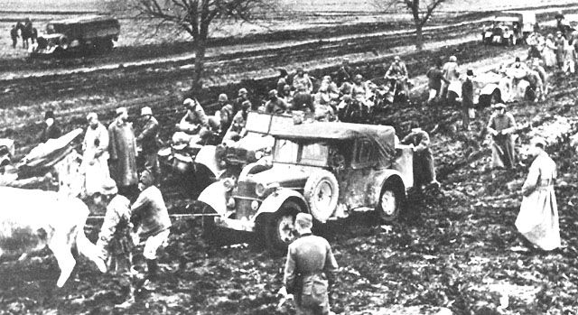 File:Germans troops and animals struggling in mud.jpg