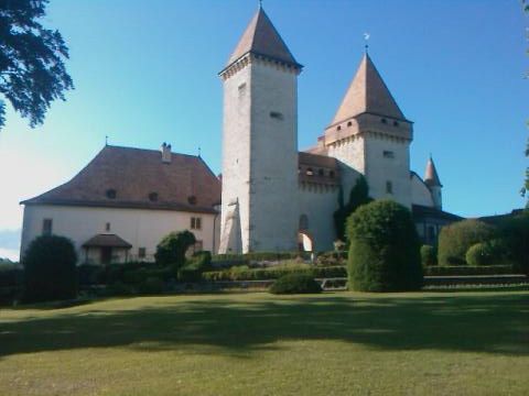 File:Schloss La Sarraz.jpg