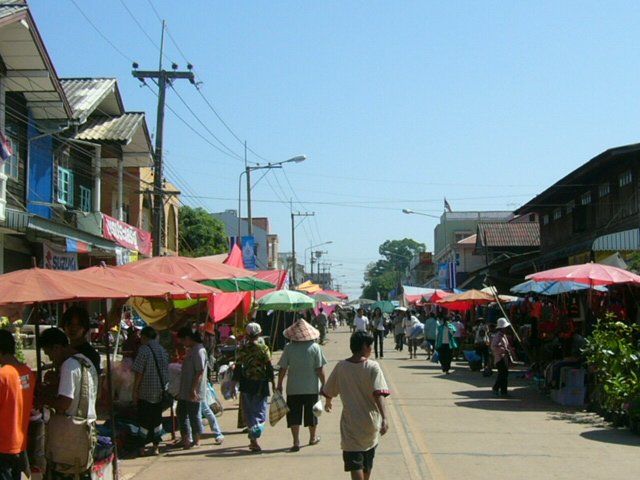 File:Si Songkhram Street market.jpg