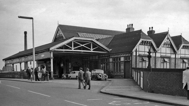 File:Burton on trent 1 railway station1953813 fc5dff36.jpg