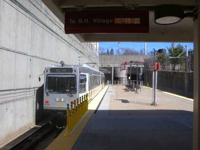 File:Lebo tunnel trolley arriving jeh.jpg