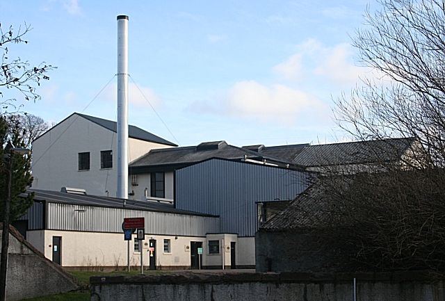 File:Macduff Distillery - geograph.org.uk - 1762731.jpg