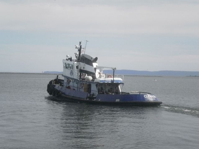 File:Tug Glenada leaving the dock.JPG