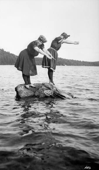 File:Bathing Beauties.jpg