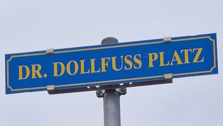 File:Schild-dollfuss-platz.jpg