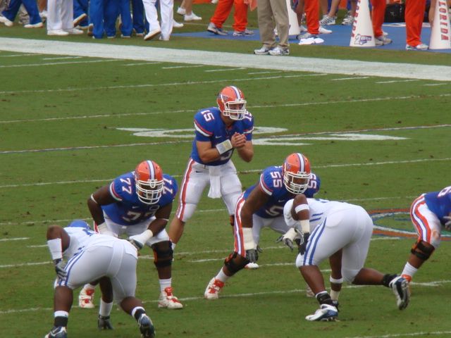 File:Tim Tebow snapping on October 25, 2008.jpg