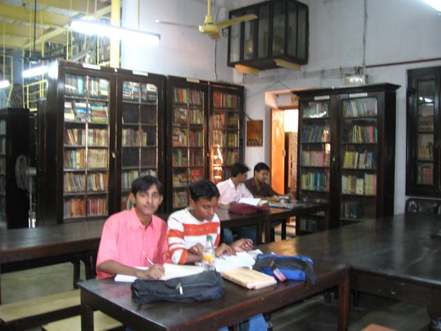 File:City College Kolkata Library.jpg