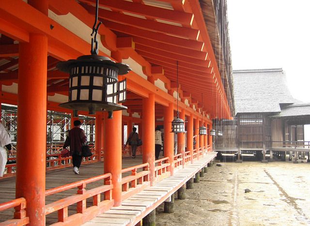 File:Itsukushima main shrine 02.jpg