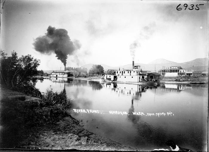 File:Steamboats at Okanogan wharf, May 1909.jpg