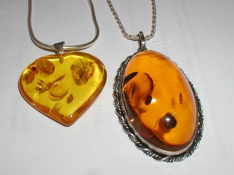 File:Amber.pendants.800pix.050203.jpg