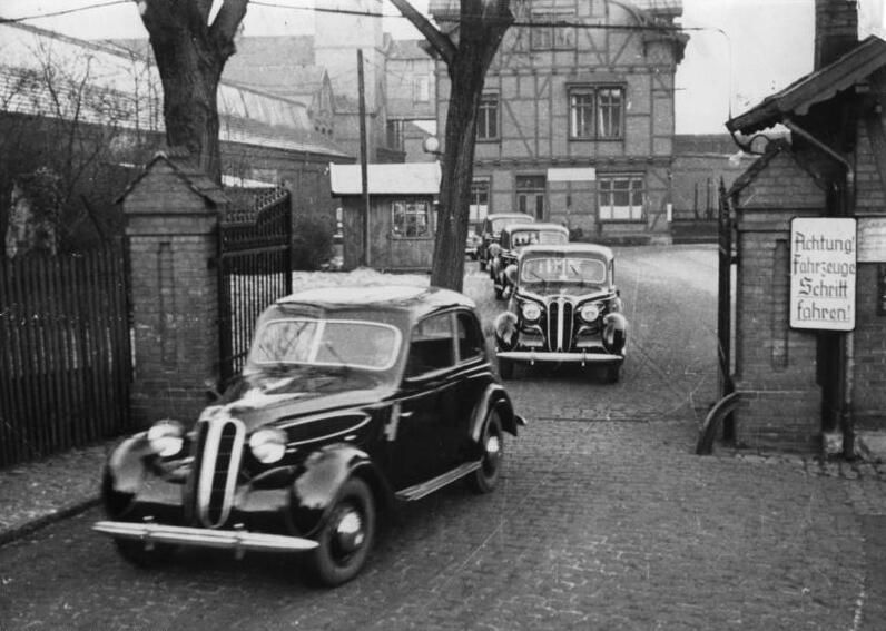 File:Bundesarchiv Bild 183-19000-3223, BMW-Werk Eisenach, Erste Auslieferung.jpg