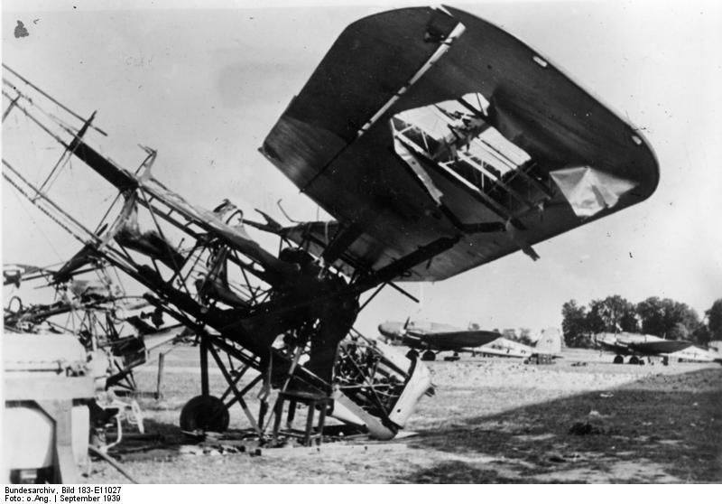 File:Bundesarchiv Bild 183-E11027, Polen, zerstörtes polnisches Flugzeug.jpg