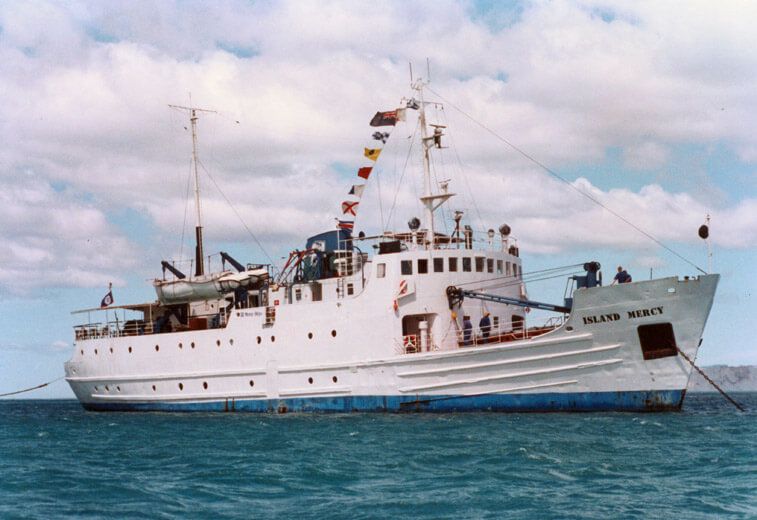 File:Hospitalschiff-island-mercy757x520.jpg