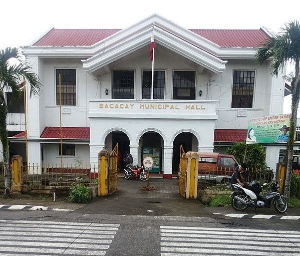 File:Bacacay mun. hall.jpg