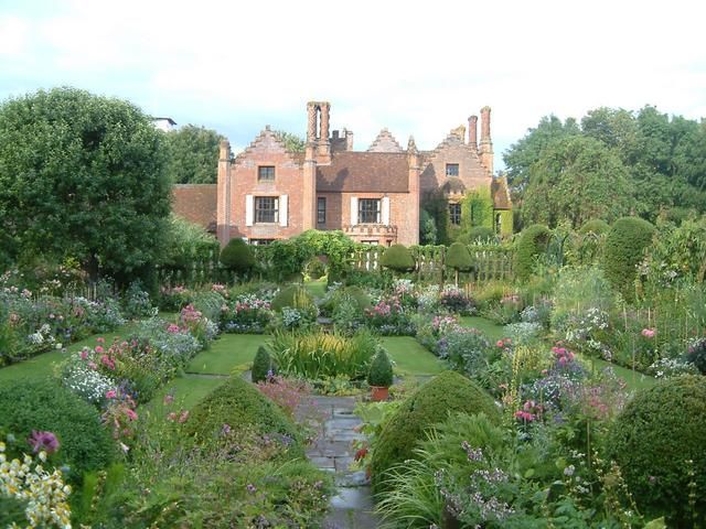 File:Chenies Manor-20321589.jpg