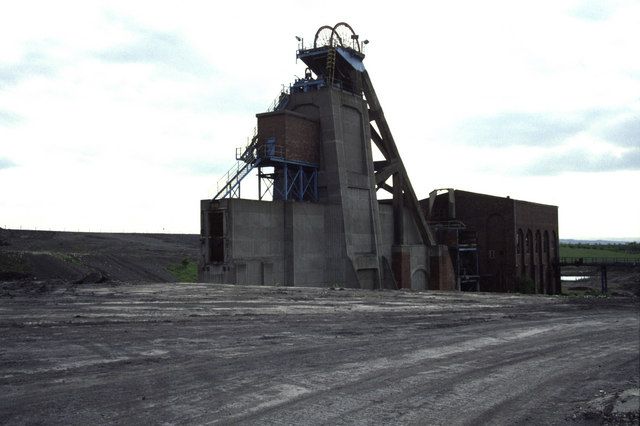 File:Hickleton Colliery - geograph.org.uk - 611695.jpg