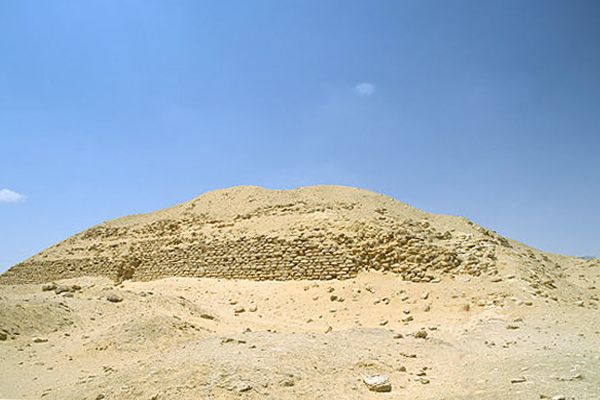 File:Khaba pyramid at Zawyet el'Aryan.jpg