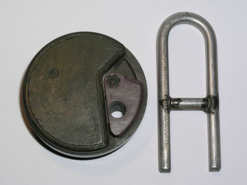 File:L10 Ranger Anti-Personnel Mine & Arming Key.JPG