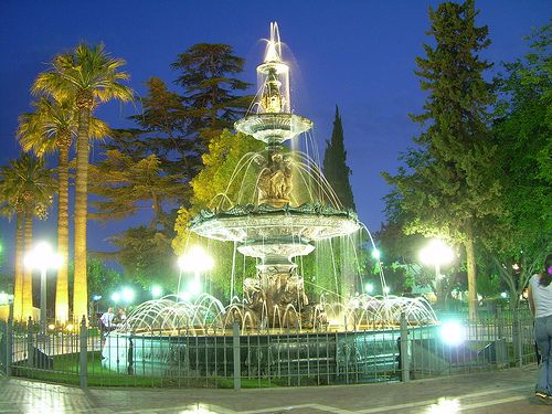 File:Fuente plaza maipú.jpg