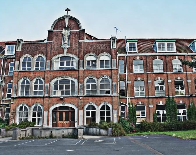 File:Holy Cross, Broadstairs, main reception.jpg