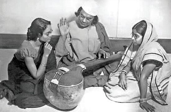 File:Nazrul teaching Nazrul Sangeet.jpg