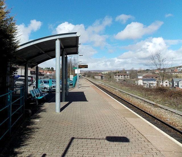 File:Passenger shelter, Pontlottyn railway station (geograph 3419180).jpg