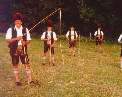 File:Goasslschnalzer in Tracht.jpg