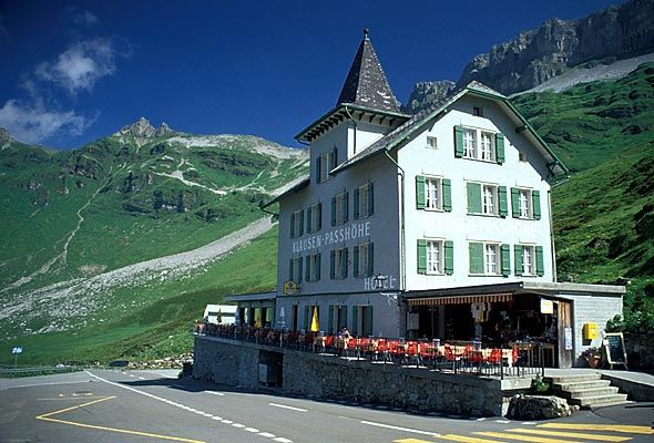 File:Klausenpass Hotel Passhoehe.jpg