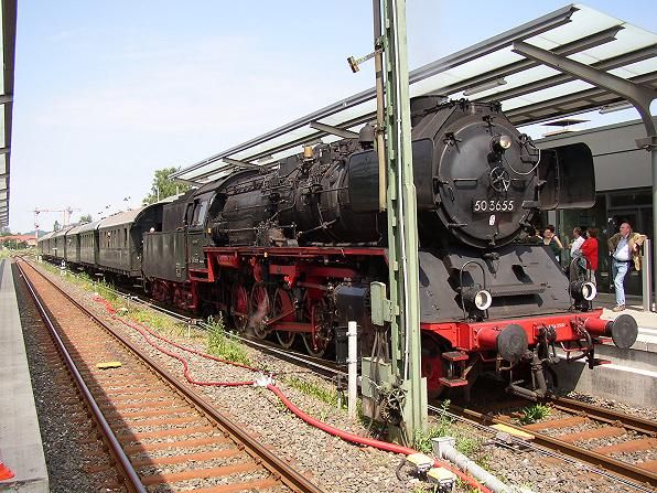 File:Bahnhof Halle Stadtfest 2003.JPG