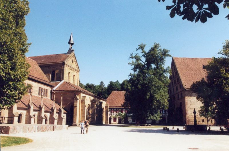 File:Maulbronn Hof und Kirche.jpg