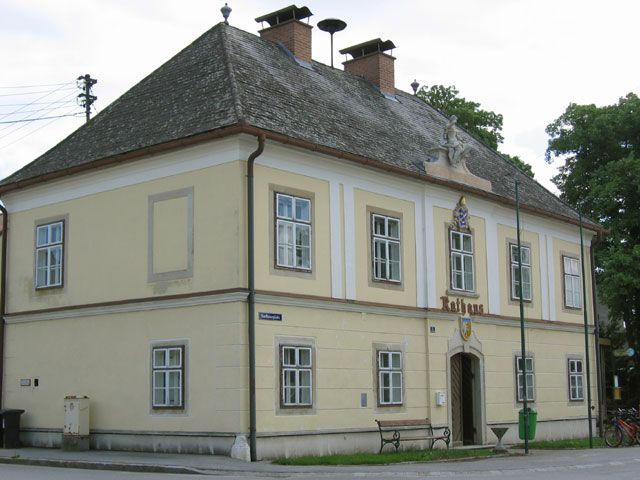 File:WeikendorfRahaus.jpg