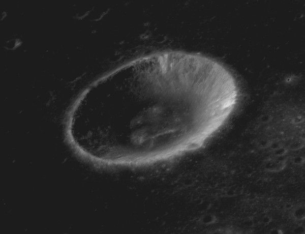 File:Beketov crater AS17-P-2759.jpg