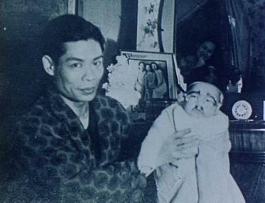 File:Bruce Lee with his father 1940s.jpg