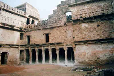 File:Chanderi Fort.jpg