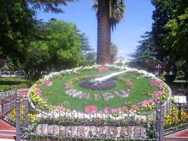 File:Flower clock.JPG