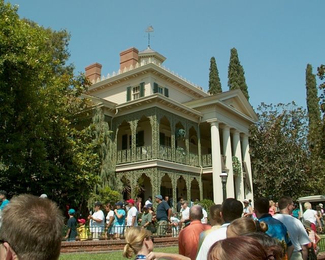 File:Haunted Mansion, Disneyland 2002.jpg