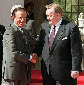 File:Martti Ahtisaari with Carlos Menem.jpg